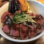 Bar&Kitchen Funky - ステーキ丼。右上の隅にキュウリのQちゃんが鎮座していた