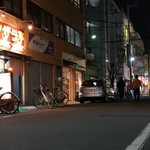 マサラ亭 - 店舗前の路地