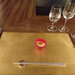 イル チプレッソ祇園 - テーブルセッティング 
            グラスがピッカピカに磨かれている