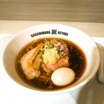 Sagamihara 欅 - 生姜にんにく醤油らーめん　８００円　醤油らーめんに割りと生姜＆にんにくが載っています。味玉は１００円。