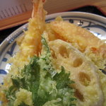 手打うどん かとう - 揚げたての天ぷら