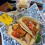 Guzman y Gomez - ソフトタコス。２個又は３個で中身選べます。今回は２個、中身はポークとフィッシュ。