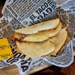 Guzman y Gomez - イートイン。ケサディーヤ。２個又は３個、中身選べます。今回は２個で中身ポークとフィッシュ。