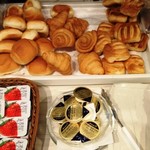 パン（バターロール、クロワッサン、クリームデニッシュ）