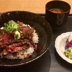 白 - 大和牛ステーキ丼、漬物、赤出汁