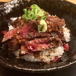 白 - 大和牛ステーキ丼のアップ