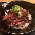 白 - 大和牛ステーキ丼のアップ