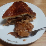 菓子工房サン不二屋 - カットされたアップルパイ