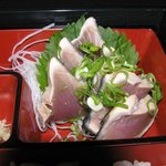 味処 ぐんじ - 日替わりランチのかつをのたたき。かつをの刺身最高です。