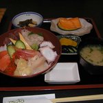味処 ぐんじ - 海鮮丼です。暖かいご飯の上に載ってます。メロンもおいしかった～。