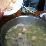 水たき 長野 - 水たき 長野・スープ炊きに鶏のつみれとレバーに砂肝を入れる