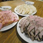 明石麦酒工房 時 - ローストポークに燻製ベーコンに燻製チーズ