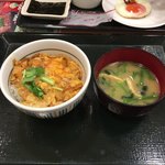 なか卯 赤坂七丁目店 - 親子丼ミニ350円とみそ汁100円