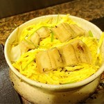 なな治 - あなごの蒸し寿司！
      感動の一品。。
      最初にハマった焼き飯が食べたいのに…
      …ついつい (*ﾉ∀`*)
      普段は〆にお米を必要としない私たちですがこちらでは必ず❤︎