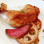 ウラエビス - 骨付き鶏もも肉のコンフィ ～季節野菜のロースト添え～