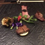 焼肉ホルモンせいご - 前菜(黒毛和牛タン昆布〆〜フランス産キャビアをのせて〜、黒毛和牛タンアゴ塩焼き、黒毛和牛タン元のソテー、熊本県産赤茄子の炭火焼)