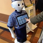 はま寿司 - 受付はペッパー君が対応してくれる。旧タイプの受付機(写真後方)は、お役御免状態だった。