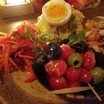 Bistro coda - ニース風ポテトサラダ、スモークサーモンとスペイン風豆マリネ、色々トマトのマリネ、キャロットラペ