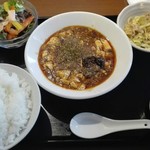 チャイニーズコタン華鈴花 - 麻婆豆腐定食700円、中央に唐辛子がドーン