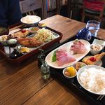 Cafe warm - かんぱちの刺身定食、なごや唐揚げ定食