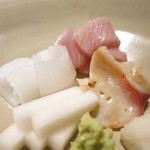 新潟県産寒鰤　佐渡の鰤大トロ　神奈川県三浦産アオリイカ　北海道産ホッキ貝の炙り　聖護院蕪の拍子木切り　辛味大根　山葵