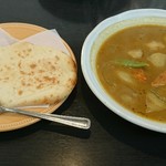 カレーハウス印度亭 - シーフードと野菜のスープカレーとナン