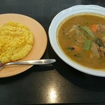 Kare Hausu Indo Tei - チキンと野菜のスープカレーとターメリックライス！