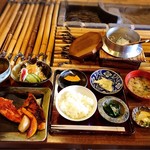 囲炉裏料理わ - （2017年12月）焼き魚定食＜鮭カマ＞