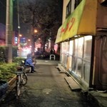 ラーメン一番 - 店前で並ぶ