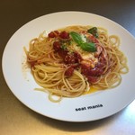 seat mania - モッツァレラチーズとバジルのトマトソースパスタ