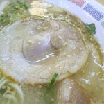 はかたや  - 焼豚ラーメンにはトロトロのチャーシューが７枚トッピングされてますよ。