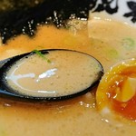 博多ラーメン　琥家 - スープと煮玉子