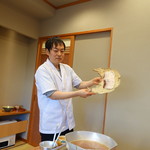 柚木元 - ツキノワグマ用のお皿を持つ萩原君