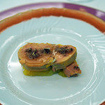 ペレグリーノ - フランス産の良質な鴨フォアグラのテリーヌ、下は皮付きのまま焼き上げた四国徳島の里娘というサツマイモ、上には刻んだ白トリュフとイタリアのアカシアのハチミツをあわせたものをかけたもの