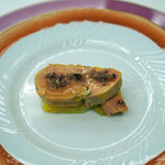 ペレグリーノ - フランス産の良質な鴨フォアグラのテリーヌ、下は皮付きのまま焼き上げた四国徳島の里娘というサツマイモ、上には刻んだ白トリュフとイタリアのアカシアのハチミツをあわせたものをかけたもの