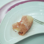 ペレグリーノ - 今度は、同じ多田昌豊さんの２７ヶ月の熟成の若いペルシュウに、小さなココット鍋でたった今炊き上げた新潟の新米でをくるんだもの