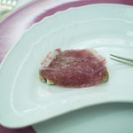 ペレグリーノ - モデナの山奥で特別に飼育される幻の黒豚のモーラ・ロマニョーラ黒豚の肩肉の塩漬けとライ麦粉１００％のパン