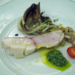 ペレグリーノ - 四国の高知寄りのゆきの白甘鯛のロースト、ラデッィキオ、ビスタチオと２５年熟成のバルサミコのソース