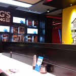 小楊生煎館 - テーブル席とカウンター席がありました。