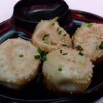 小楊生煎館 - 皮はもちっと底はカリカリに焼かれていて香ばしかったです。割ると肉汁たっぷり(*´д｀*)。中の餡は肉肉しく旨みたっぷりでした♪。クセがなく食べやすい感じです。出来たて熱々ではありませんでしたが美味しかったです。