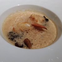 メゾン ポール・ボキューズ - オマールエビのポワレ　モリーユ茸とホウレンソウのフリカッセ　ヴァン・ジョーヌのソース