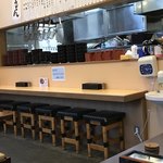 紅ばら - カウンターの向こうは、厨房