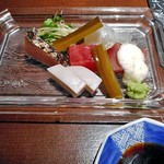 ひのと - 造り盛り合わせ（２皿に分けて供されました）