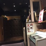 加寿屋 - 店内♡（奥の下駄箱から焼肉のイートイン）