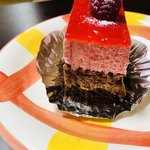 コンディトライ アキヤマ - 木苺とチョコのムース 断面