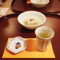 野菜&うまだし KICHI - ●最初のひと口／うまだしと梅干し
                  ●先付／自家製胡麻豆腐
                  