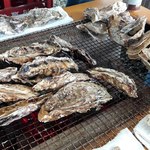 石巻かき小屋 - 焼きあがったらすぐ次を