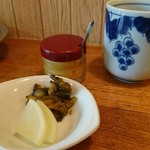 とんかつ松吉 - 漬物と番茶