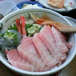地魚まるまん - まぐろたっぷり海鮮丼（中トロ）