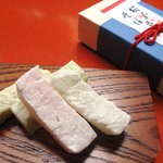 三友堂 - 「菓子弁当」　ぎゅうひを短冊状に切り、讃岐三盆糖をまぶした菓子